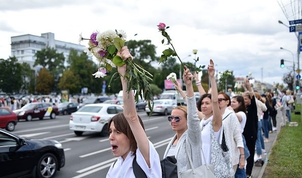 Bélarus: les chaînes humaines se multiplient dans Minsk contre la répression