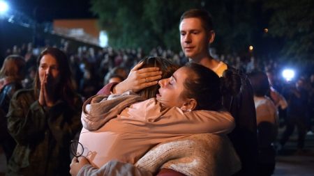 Bélarus: les protestataires libérés racontent les tortures en prison