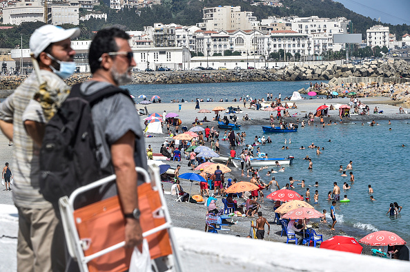 -La plage animée d'el-Kettani dans la banlieue de Bab el-Oued de la capitale algérienne Alger le 15 août 2020. Photo de RYAD KRAMDI / AFP via Getty Images.