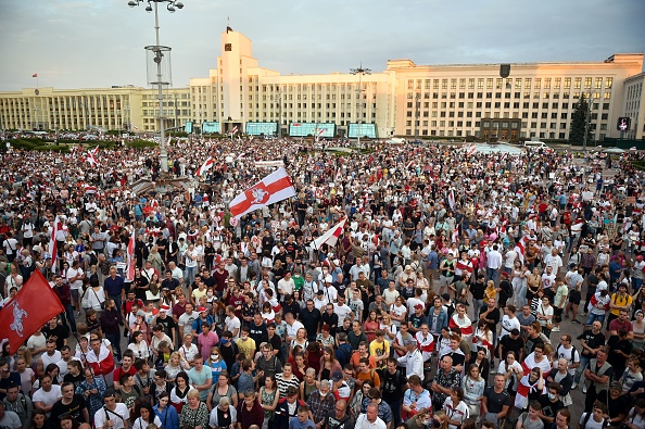 -Les partisans de l'opposition protestent contre les résultats des élections présidentielles sur la place de l'indépendance à Minsk le 18 août 2020. Photo de Sergei GAPON / AFP via Getty Images.