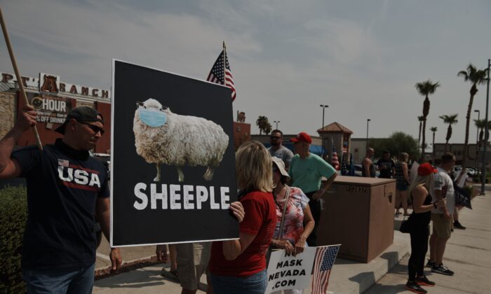 Des manifestants se rassemblent pour protester contre l’obligation de porter le masque, à Las Vegas, États-Unis, le 22 août 2020. Beaucoup parmi eux expriment leur soutien au président américain actuel Donald Trump. Joe Biden, le candidat démocrate à la présidence américaine, a déclaré que, s’il est élu en novembre prochain, il mettrait en œuvre un plan national Covid-19 « le premier jour » de sa présidence et rendrait obligatoire le port du masque. (Bridget Bennett/AFP via Getty Images)