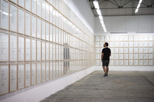 -L'artiste serbe Vladimir Miladinovic a minutieusement copié à la main les 400 pages du carnet sur des feuilles blanches, qui recouvrent désormais les murs d'une exposition de Belgrade. Photo Andrej ISAKOVIC/AFP via Getty Images.