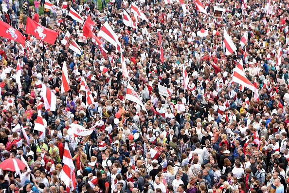 Les partisans de l'opposition se rassemblent pour protester contre les résultats contestés de l'élection présidentielle à Minsk le 23 août 2020. (Photo : SERGEI GAPON/AFP via Getty Images)