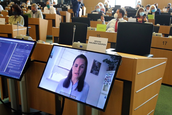 -"Une révolution pacifique est en cours", a déclaré Tikhanovskaya, 37 ans, via un lien vidéo depuis la Lituanie, ajoutant que les manifestations de masse n'étaient ni pour ni contre la Russie ou l'Union européenne. Photo par François WALSCHAERTS / AFP via Getty Images.