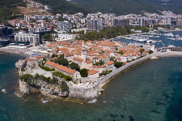 _Le 17 août 2020 une vue de la ville côtière de Budva, c’est l'un des principaux sites touristiques de la côte adriatique du Monténégro. La paix déclenchée par la pandémie est teintée d'inquiétude. Photo par Savo PRELEVIC / AFP via Getty Images.