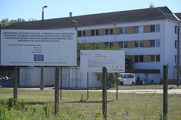 -Un refuge géré par le gouvernement dans l'ouest de la Hongrie. Photo par ATTILA KISBENEDEK / AFP via Getty Images.