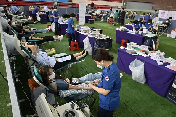 -Les membres de l'église Shincheonji de Jésus, font don de leur plasma sanguin dans un gymnase de Daegu le 28 août 2020. Un total de 1700 membres du Shincheonji feront don de leur plasma sanguin. Photo de Jung Yeon-je / AFP via Getty Images.