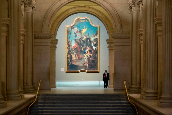 -Un gardien de sécurité se tient à son poste alors que le Métropolitain Museum d’Art de New York rouvre au public le 29 août 2020. Photo par Kena Betancur / AFP via Getty Images.