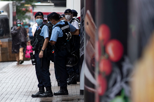 La police monte la garde devant un centre commercial lors d'une manifestation prévue à la veille du premier anniversaire de l'incident de la station MTR de Prince Edward, où la police a pris d'assaut la station pour procéder à des arrestations lors de manifestations antigouvernementales massives l'année dernière, à Hong Kong le 30 août, 2020. (Photo : MAY JAMES/AFP via Getty Images)