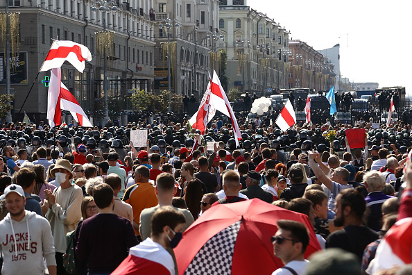 -Les partisans de l'opposition se rassemblent pour protester contre les résultats contestés des élections présidentielles à Minsk le 30 août 2020. Photo de - / TUT.BY / AFP via Getty Images.