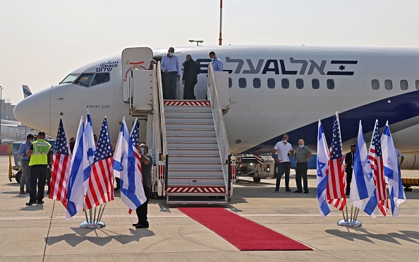 -Une délégation américano-israélienne aux Émirats arabes unis à la suite d'un accord de normalisation, avant le premier vol commercial d'Israël, le 31 août 2020 vers les Émirats arabes unis. Photo par menahem kahana / AFP via Getty Images.