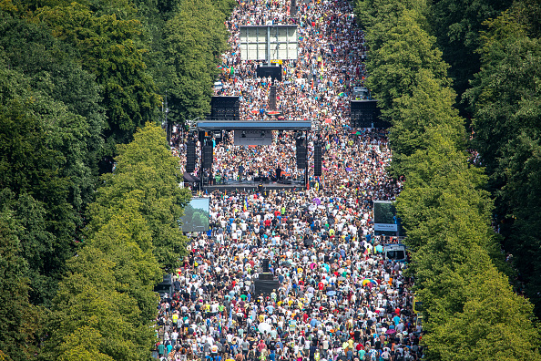 -Les manifestants contre le coronavirus manifestent lors d'une marche de protestation intitulée « La fin de la pandémie - journée de la liberté » le 1er août 2020 à Berlin, en Allemagne. Photo par Maja Hitij / Getty Images.