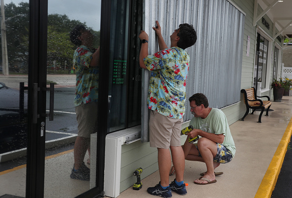 -La tempête tropicale Isaias le 1er août 2020 à Stuart, en Floride, elle devrait frôler la côte est de la Floride dans les prochaines 24 heures. Photo par Joe Raedle / Getty Images.