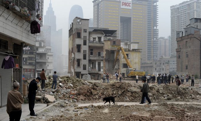 Des ouvriers démolissent un groupe de maisons de villageois dans le village de Yangji, ville de Guangzhou, dans le sud de la Chine, le 21 mars 2012. (STR/AFP/Getty Images)