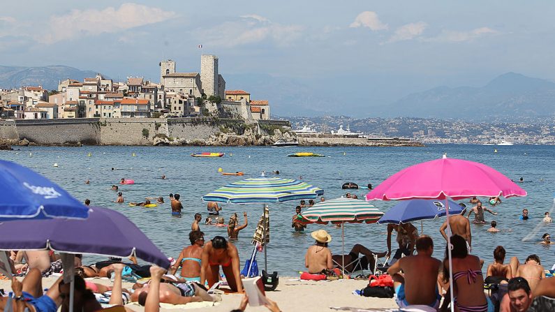 Une plage à Antibes (crédit photo JEAN CHRISTOPHE MAGNENET/AFP via Getty Images)