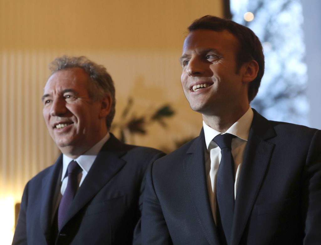 Cote de confiance : Emmanuel Macron progresse légèrement, François Bayrou recule