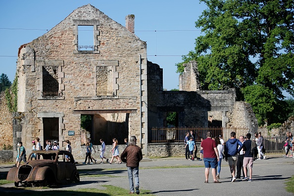 Le 10 juin 1944, la division SS Das Reich a tué 642 villageois à Oradour-sur-Glane. Les Allemands avaient rassemblé les hommes dans les granges du village et les avaient fusillés. Ils avaient regroupé femmes et enfants dans l’église avant d'y mettre le feu. (Photo STEPHANE MAHE/AFP via Getty Images)