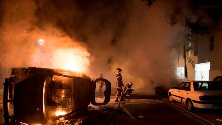 Des voitures incendiées, d’autres dégradées à coups de battes de base-ball, des tirs de mortiers sur des policiers et des pompiers dans deux quartiers de Reims