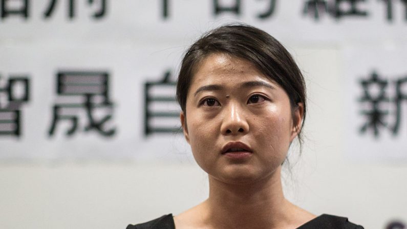 Grace Geng, fille de Gao Zhisheng, un avocat des droits de l'homme renommé en Chine, parle du livre de son père "Un avocat des droits de l'homme sous la torture : les récits personnels de Gao Zhisheng", lors d'une conférence de presse tenue au complexe du Conseil législatif à Hong Kong le 14 juin 2016. (Anthony Wallace/AFP via Getty Images)