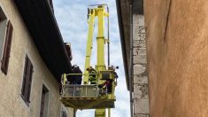 Chambéry : les pompiers utilisent un bras élévateur articulé pour évacuer une femme de 270 kg de son logement