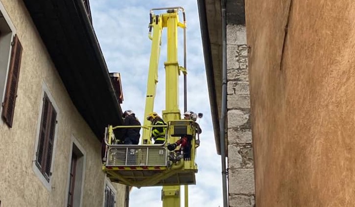 Image d'illustration. En Savoie, des pompiers utilisent le bras élévateur articulé de leur véhicule. (Crédit : Sapeurs-pompiers de la Savoie - SDIS 73)