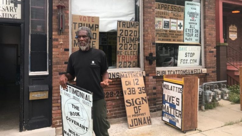 Bernell Trammell s'entretient avec l'écrivain Adebisi Agoro lors d'une interview à Milwaukee, Wisconsin, le 23 juillet 2020. (Adebisi Agoro/The God Degree via The Epoch Times) 