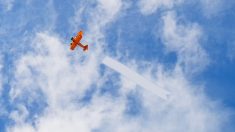 Des supporters de l’Olympique Marseille déploient une banderole dans le ciel pour se moquer du Paris-Saint-Germain à Saint-Tropez