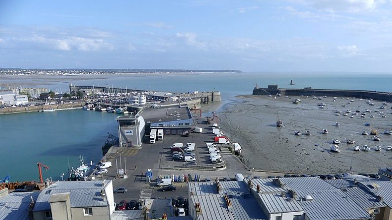 C'est de la jetée à droite de la photo que l'homme a plongé dans la mer pour récupérer son cubi dans le port de Granville (Florian Pépellin/Wikimedia)