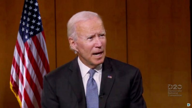 L'ancien vice-président et candidat démocrate à la présidence Joe Biden monte sur scène à la fin du troisième jour de la Convention nationale démocrate, qui se tient pratiquement au milieu de la nouvelle pandémie de coronavirus, au Chase Center de Wilmington, Dela. le 19 août 2020. (Olivier Douliery/AFP via Getty Images)