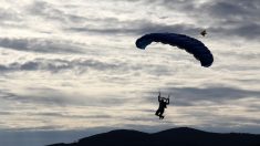 Lille : il saute en parachute pour ses 40 ans et finit coincé dans un arbre