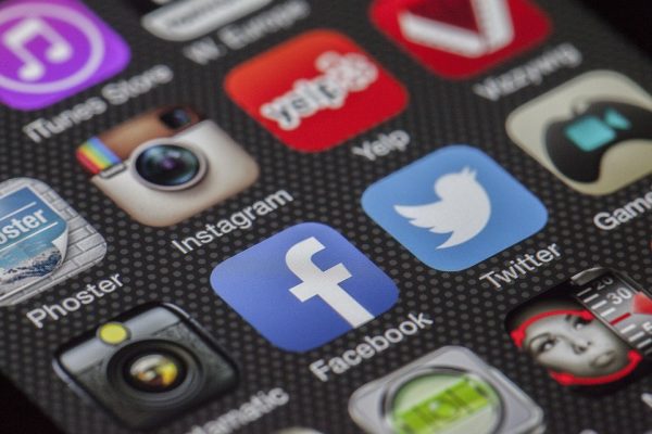 Applications Twitter et Facebook sur un téléphone portable (Lobo Studio Hamburg/Pixabay)