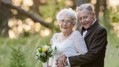 Dans une touchante séance photo, les mariés portent leurs tenues d’époque pour célébrer leur 60e anniversaire de mariage