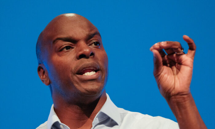 Shaun Bailey, candidat conservateur pour la mairie de Londres, prononce un discours le troisième jour de la conférence du Parti conservateur au Manchester Central à Manchester, en Angleterre, le 1er octobre 2019. (Ian Forsyth/Getty Images)