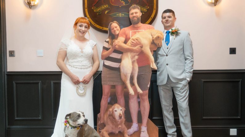 Romanee, 34 ans, et Sam Rondeau-Smith, 30 ans, de Bramley, Guildford, avec la découpe en carton de leurs invités de mariage. (Caters News)