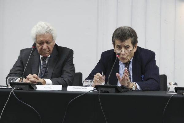 Hamid Sabi (à gauche), conseiller juridique du tribunal chinois, et Sir Geoffrey Nice QC, président du tribunal, lors de la première journée d'audiences publiques à Londres le 8 décembre 2018. (Justin Palmer)