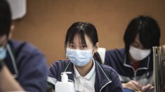 Des étudiants chinois expriment leur colère contre les mesures excessives de confinement en raison du Covid-19 à Xi’an