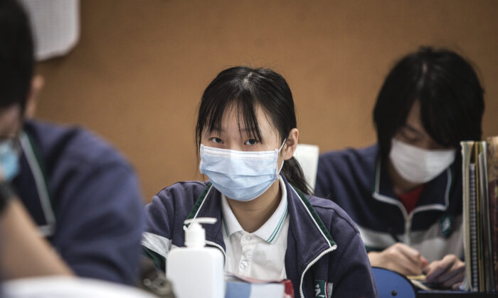 Des élèves de terminale étudient dans une classe du lycée n°6 à Wuhan, dans la province de Hubei, en Chine, le 6 mai 2020. (Getty Images)