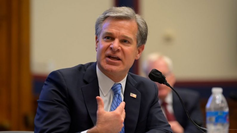 Le directeur du FBI Christopher Wray témoigne devant la commission de la sécurité intérieure de la Chambre des représentants lors d'une audition sur les "menaces mondiales contre la patrie" au Capitole à Washington, le 17 septembre 2020. (John McDonnell/POOL/AFP via Getty Images)