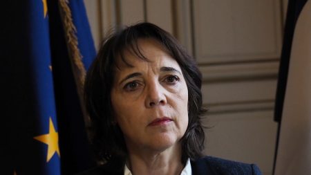 Cher : de confession musulmane, il refuse de serrer la main de la préfète parce que c’est une femme