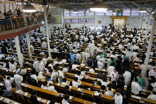 -Illustration- Des dizaines de milliers de juifs hassidiques et orthodoxes, ont fait le voyage annuel du monde entier à Ouman pour visiter la tombe de Rabbi Nachman de Breslov, en Ukraine le 9 septembre 2018. Photo par Sean Gallup / Getty Images.