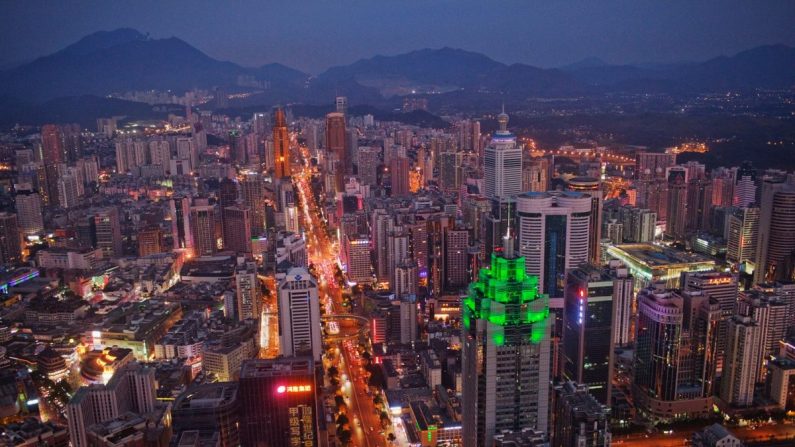 La ligne d'horizon, incluant le Shenzhen World Financial Center, dans la ville de Shenzhen, en Chine, le 28 novembre 2010. (Daniel Berehulak/Getty Images)
