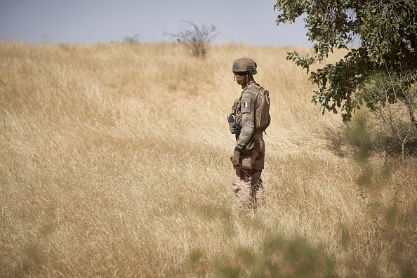 Un soldat lors de l'opération Barkhane le 12 novembre 2019. (Photo MICHELE CATTANI/AFP via Getty Images)