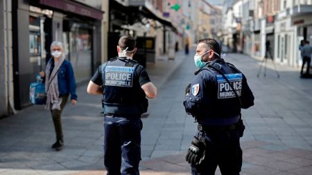 Le port obligatoire du masque jugé illégal dans les Hauts-de-Seine et assoupli