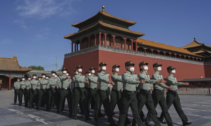 Les policiers paramilitaires défilent devant la Cité interdite, près de la place Tiananmen à Pékin, le 20 mai 2020. (Kevin Frayer/Getty Images)