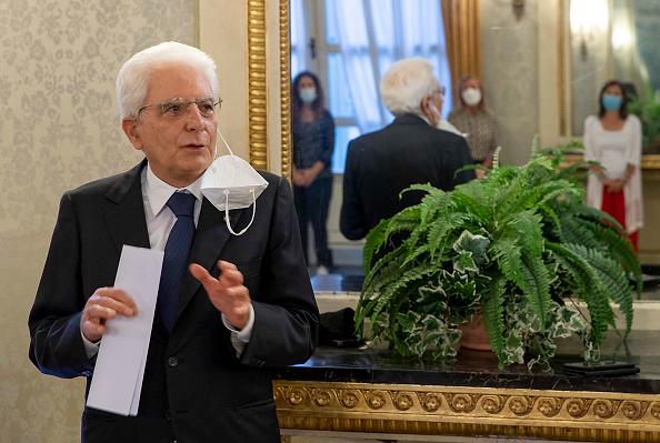 -Illustration- le président italien Sergio Mattarella se réjouit que l'Union Européenne retrouve des valeurs fondamentales, comme la solidarité et la responsabilité. Photo par PAOLO GIANDOTTI / BUREAU DE PRESSE QUIRINALE / AFP via Getty Images.