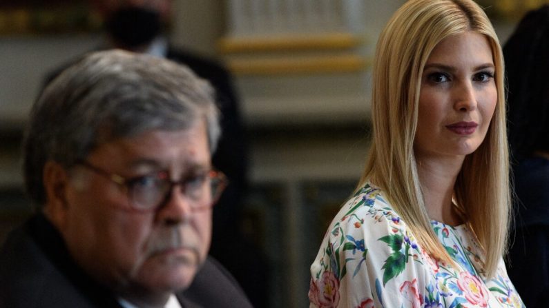 Ivanka Trump (à droite), fille et conseillère du président Donald Trump, et le procureur général William Barr assistent à une réunion sur la traite des êtres humains au Eisenhower Executive Office Building à Washington le 4 août 2020. (Nicholas Kamm/AFP via Getty Images)
