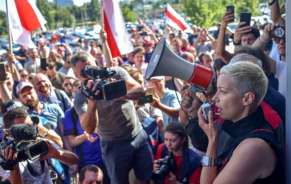 -Maria Kolesnikova, une représentante du politicien biélorusse Viktor Babariko prend la parole lors d'un rassemblement à Minsk, le 17 août 2020. Photo par Sergei GAPON / AFP via Getty Images.