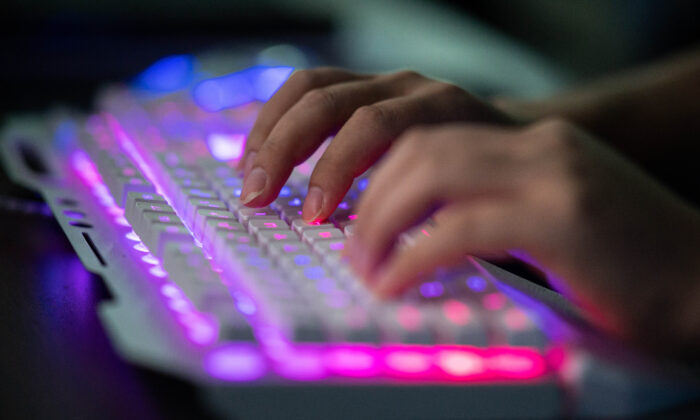 Un hacker chinois anonyme utilise son ordinateur dans leur bureau de Dongguan, dans la province chinoise du Guangdong (sud), le 4 août 2020. (Nicolas Asfouri/AFP via Getty Images)