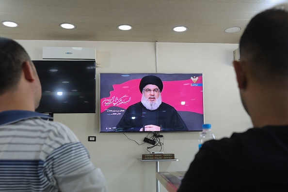 -Des hommes libanais regardent le chef du mouvement musulman chiite du pays Hezbollah Hassan Nasrallah lors d'un discours télévisé, dans un café de la banlieue sud de la capitale Beyrouth, le 30 août 2020. Photo par ANWAR AMRO / AFP via Getty Images.