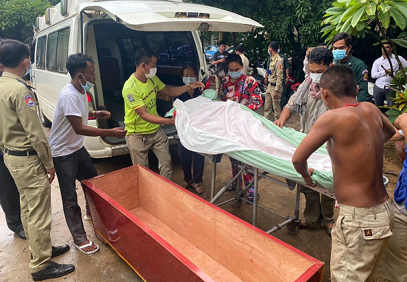 - Le corps de l'ancien chef de prison khmer rouge Kaing Guek Eav, également connu sous le nom de Duch, depuis une ambulance dans une pagode de Phnom Penh le 2 septembre 2020. -Photo de - / AFP via Getty Images.